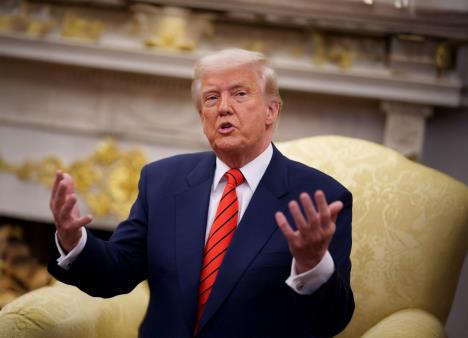 Donald Tramp sedi u zlatnoj fotelji