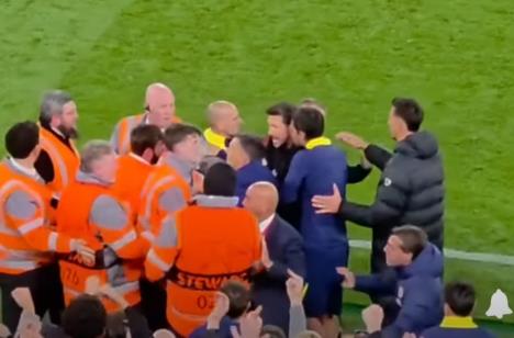 Dijego SImeone u sukobu sa navijačima