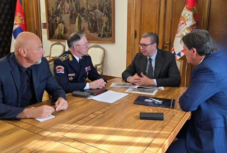 Na sastanaku sa ministrom odbrane Gašićem, načelnikom Generalštaba Vojske Srbije generalom Mojs.jpg