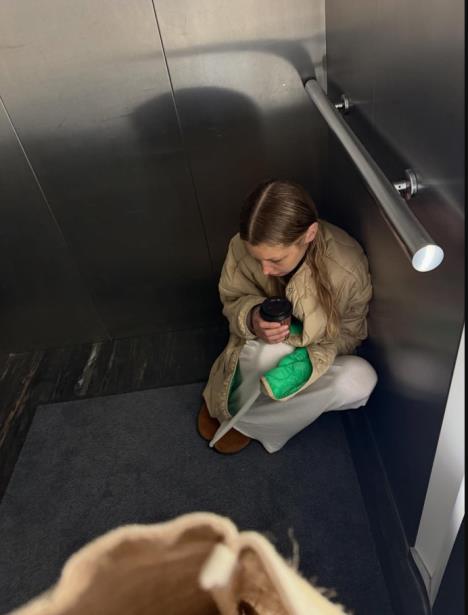 Bela Hadid ponovo u bolnici.jpg