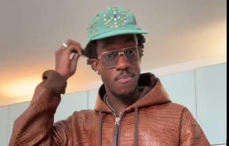 Visdom Kaje isprobava MiuMiu odeću.jpg