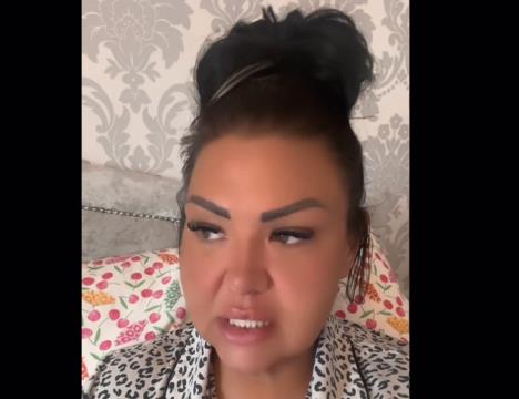 Žena sedi na krevetu i priča svoje iskustvo o kupovini.jpg