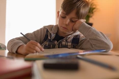 dečak radi domaći zadatak