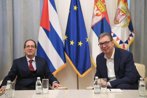 Zahvalio sam ambasadoru Republike Kube na predanom radu kojim je doprineo unapređenju prijatelj.jpg