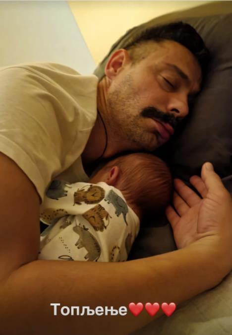 Milan Vasić spava sa sinom u naručju.jpg