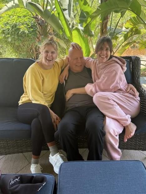 Skaut Vilis sa ocem Brusom i sestrom.jpg