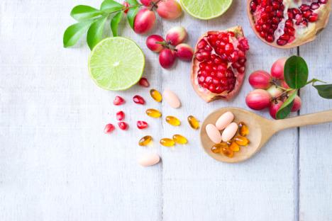 nar i limeta na stolu sa suplementima, koncept vitamini