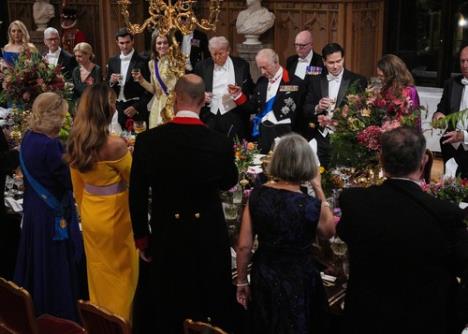 Melanija Tramp i Donald Tramp na večeri kod britanske kraljevske porodice