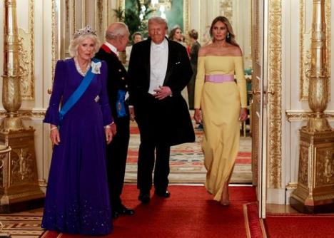 Donald Tramp i Melnija Tramp na večeri kod britanske kraljevske porodice