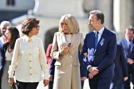 Brižit Makron prvi put u javnosti nakon što je najavila da će dokazati da je žena
