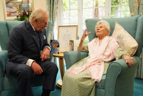 Kralj Čarls u poseti najstarijoj osobi na svetu