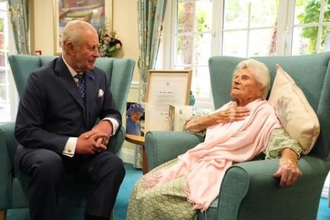 Kralj Čarls u poseti Etel Katerham, najstarijoj osobi na svetu