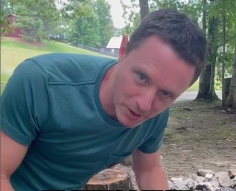 Džastin Dorf u zelenoj majici.jpg