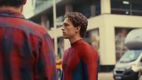 Tom Holand na snimanju Spajdermena