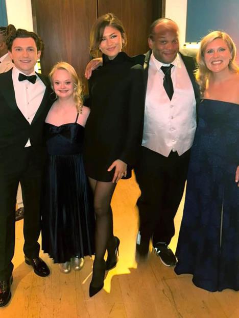 Tom Holand pozoira sa Zendajom