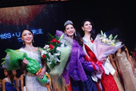 Džunko Sakai i misice na izboru za Mis Univerzuma u Japanu.jpg