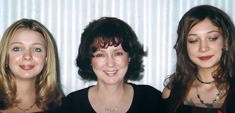 Merilin Beržeron sa mamom i sestrom.jpg