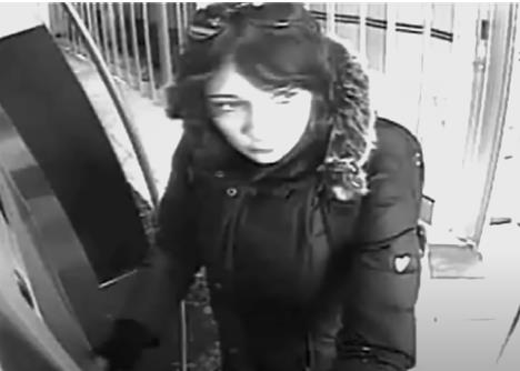 Merilin Beržeron na bankomatu, snimak sa kamere.jpg