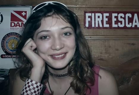 Merilin Beržeron sedi u kafiću nasmejana.jpg