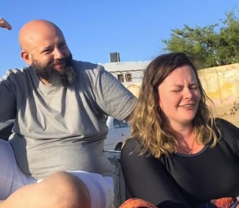 Srpkinja Anja u Egiptu snima video za TikTok sa mužem