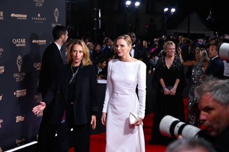 Princeza Šarlin od Monaka očarala je belim minimalističkim stilom