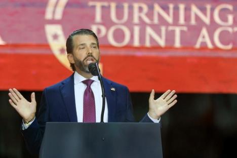 Donald Tramp Mlađi imitra oca na komemoraciji Čarliju Kirku