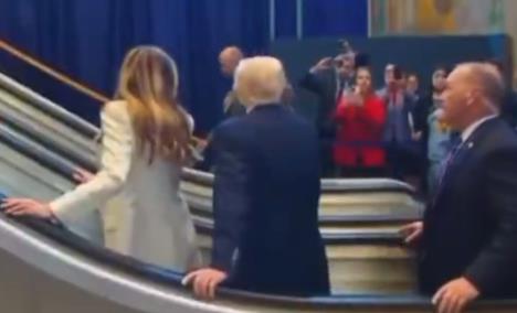 Melanija Tramp i Donald Tramp zapeli na pokretnim stepenicama u UN