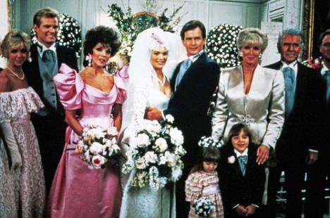 Serija Dinastija u kojoj uloge tumače: Heder Loklir, Ted Mekginli, Džoan Kolins, Ketlin Beler, Gordon Tomson, Linda Evans, Džon Forsajt