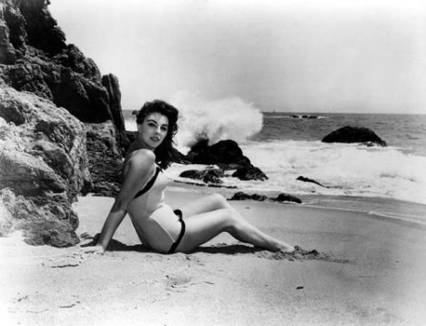 Džoan Kolins u mladosti na plaži