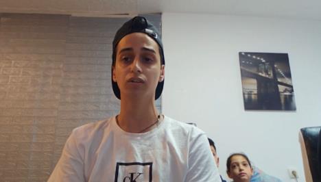 Iseljena porodica provodi poslednje trenutke u svom stanu