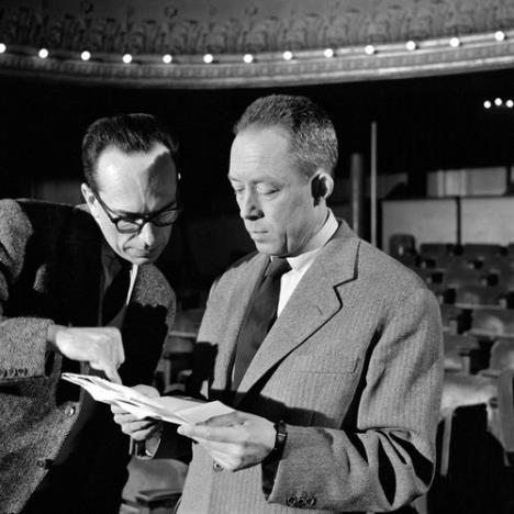 Pjer Kardinal i Alber Kami tokom snimanja programa „Krupni plan“ posvećenog piscu na probi u pozorištu Antoan za njegovu predstavu „Posednuti“