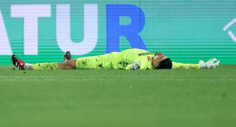 Mateus leži na travi za vreme utakmice između Crvene zvezde i Seltika u Ligi Evrope