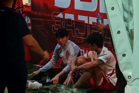 Jung Vu Seol sa fudbalerom Seltika posle utakmice