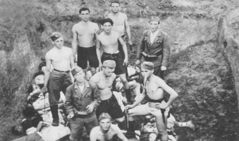 Ustaše poziraju na telima ubijenih Srba u jami