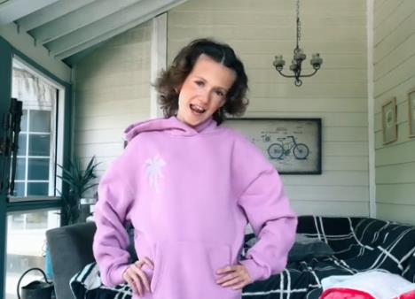 Influenserka Zuza (14) u ljubičastom duksu u dnevnoj sobi.jpg