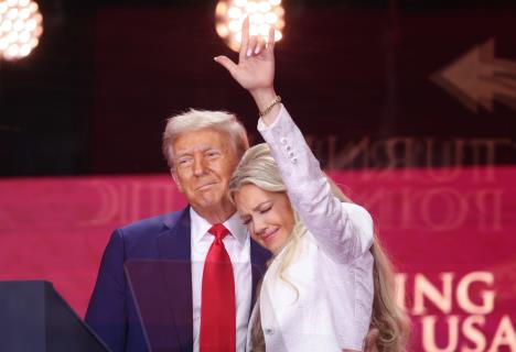 Gest Erike Kirk na komemoraciji Čarliju Kirku