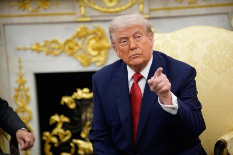 Трамп покажува со прст кон Белата куќа