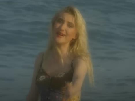 pevačica Güllü pala sa terase  (1).jpg