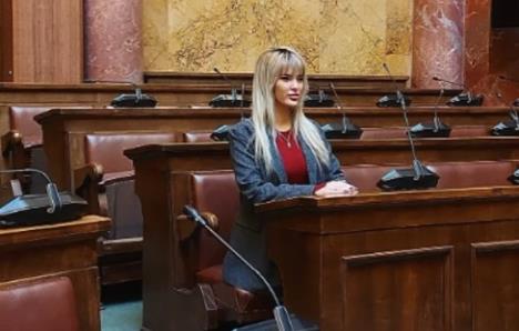 Ćerka pevačice Jami u Skupštini