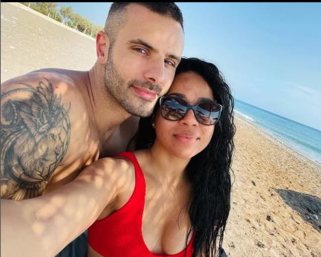 Ejža Piket Kecman sa suprugom Ivanom na plaži.jpg