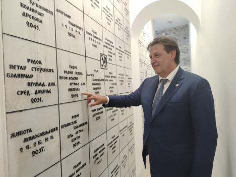 Ministar Bratislav Gašić u kripti na Zejtinliku gde počiva i njegov deda