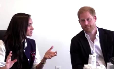 Megan Markl prekida princa Harija usred intervjua