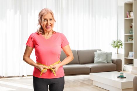 žena u srednjim godinama na dijeti meri obim struka