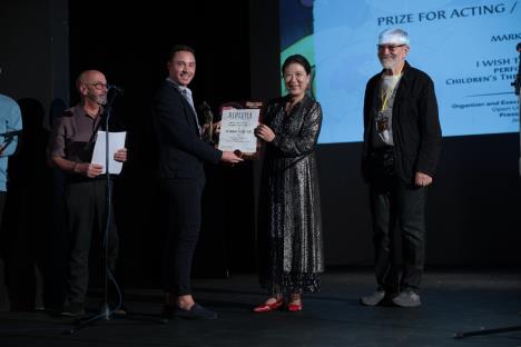 Glumac Marko Vujević sa članovima žirija, foto Damir Vujković.JPG