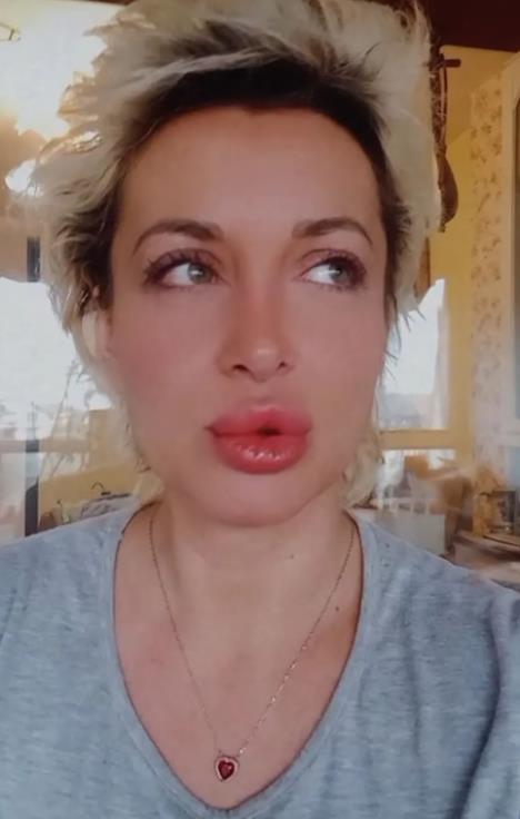 Keti se oglasila nakon što se valjala po podu