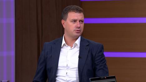 Čovek u teget sakou i beloj košulji