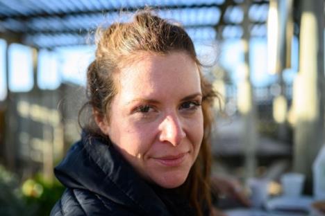 Žena u crnoj zimskoj jakni.jpg