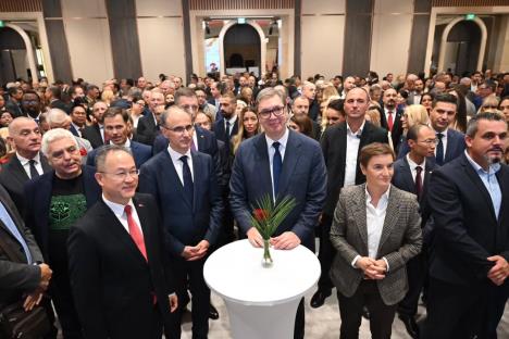 Večeras smo sa radošću obeležili 76 godina od osnivanja NR Kine i 70 godina prijateljstva naših.jpg