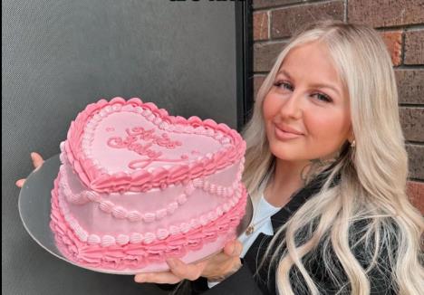 Tameiku Mekbrajd sa tortom u ruci.jpg