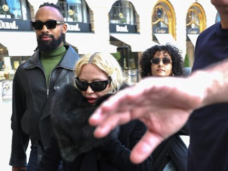 Madona u Parizu umotana u plavi šal i velike naočare tokom Nedelje mode